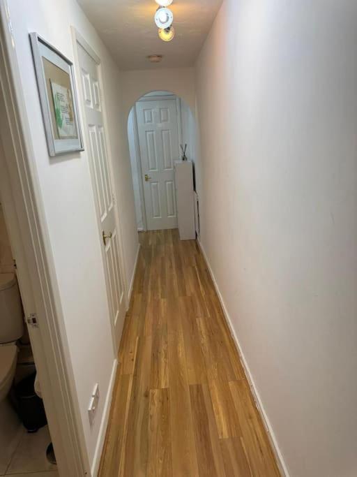 A Cozy Apartment In Barking Баркинг Екстериор снимка