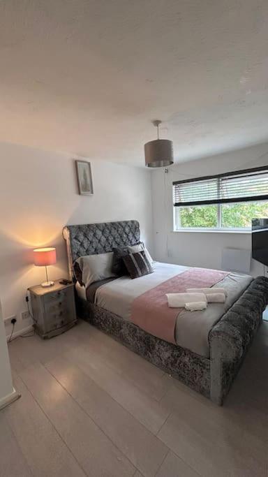A Cozy Apartment In Barking Баркинг Екстериор снимка