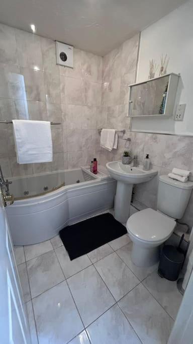 A Cozy Apartment In Barking Баркинг Екстериор снимка